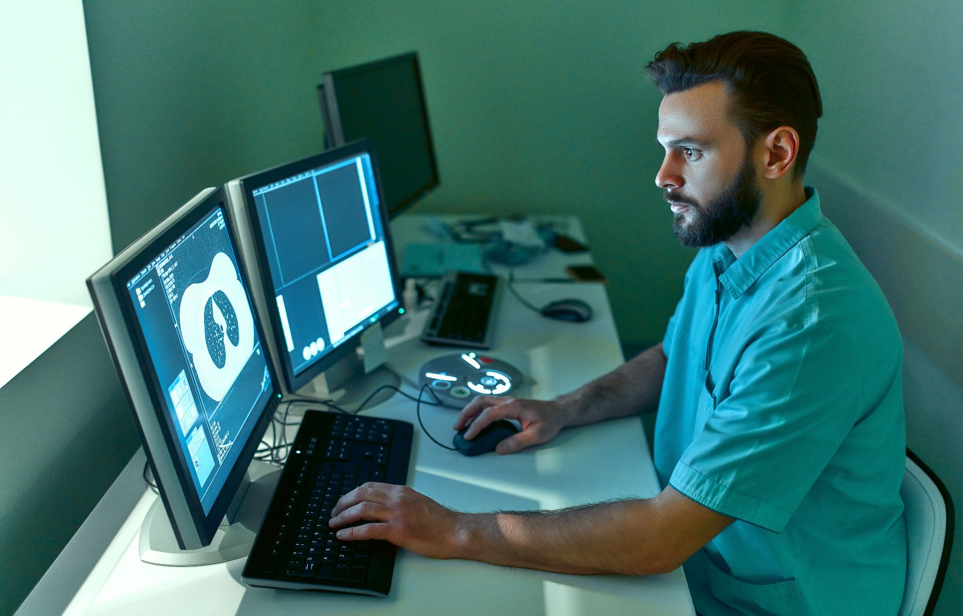 What Makes Radiologists Different From Radiographers?